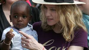 Diese werkgruppe umfasst darstellungen von madonnen mit kind sowie madonnen mit kind und johannesknaben, als brustbilder, kniestücke oder ganzfigurig, mit oder ohne zusätzliche engel. Zwei Kinder Aus Malawi Madonna Will Wieder Adoptieren Leute Bild De