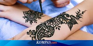 Gambar henna sendiri ternyata sudah dikenal oleh manusia sejak sekitar 5000 tahun yang lalu dan berasal dari negara india. 10 Cara Menghilangkan Henna Dengan Cepat Halaman All Kompas Com
