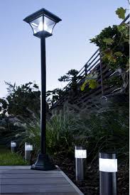 7 manieres d eclairer son allee de jardin lampadaire solaire lampadaire jardin lampadaire exterieur