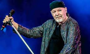 Sembra di trovarsi all'interno di un set. Vasco Rossi La Confessione Choc Tre Malattie Mortali In Coma 4 Volte