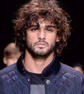 Coupe de cheveux mi long qui donne du volume. Hommes Quelles Coupes Avec Des Cheveux Epais