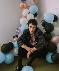 El sencillo muestra una faceta de él, más expresiva que nunca, sin filtros que lo amordacen, ni reglas que lo domestiquen. Pol Granch Lanza Un Nuevo Single No Pegamos En Su Linea Indie Pop Edm Radio