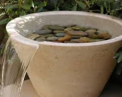 La fontaine de jardin est un élément de décoration extérieure qui permet de créer une atmosphère propice à la détente et à la méditation, sur la pelouse, la terrasse ou le balcon. Epingle Sur Idees De Jardin
