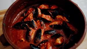 Unite le cozze tritate tenute da parte, bagnate con il vino bianco, fate evaporare, versate il pomodoro, cuocete alcuni minuti, unite l'acqua delle cozze poi adagiate le cozze ripiene nel tegame. Cozze Ripiene Al Sugo La Ricetta Tradizionale Pugliese Youtube