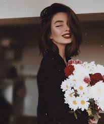 I Was From The City She Was From The Outside I Was From The City She Was From The Outside Pozy Dlya Devchachej Fotografii Sharf Pricheska Ukladka Korotkih Volos