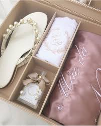 Caixa De Presente Para Padrinhos De Casamento O Que Dar De Presente Para Pessoas Tao Importantes Essa Caixa Com As Iniciais Um Robe Toalha E Presente Para Padrinhos Convite Padrinhos Casamento Noivado