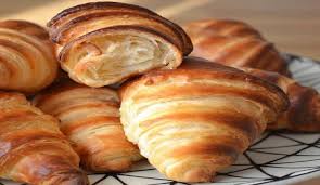 Les Croissants Au Yaourt Sont Extraordinairement Bons Ideals Pour Commencer La Journee Avec Joie E Recettes De Cuisine Recette Facile Recette Facile Et Rapide