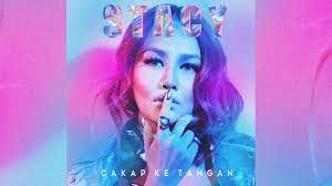 Lembut bagai anginan limpah , keras umpama sang kilat silau , raut damai cerminan wajah , tegas bersama. Cakap Ke Tangan Lyrics Stacy