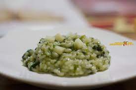 Lavate il riso con cura e lasciatelo in acqua per 15 minuti prima di scolarlo. Risotto Agli Spinaci Con Asiago Primo Piatto Semplice E Salutare Senza Glutine Ricette Di Cucina