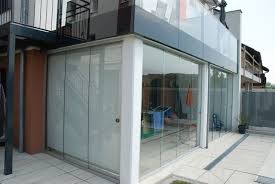 Terrasse Glaswand Schiebe In Osterreich Montiert Terrassenverglasung Glasschiebetur Windschutz
