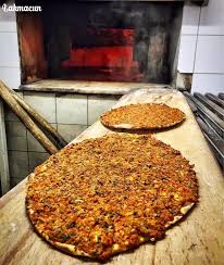 這樣的肉餡薄餅土耳其語叫拉合瑪均 屬於傳統的速食 午餐來兩個餅 一碟沙拉再加上一杯酸奶 純優洛乳就可填飽肚子 而且營養兼得 c ucakyolcusutr 美食