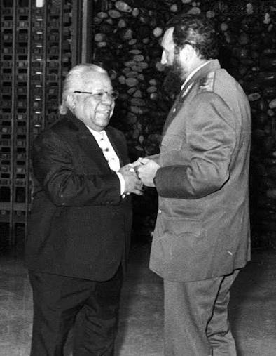 Nicolás Guillén y el dictador Fidel Castro
