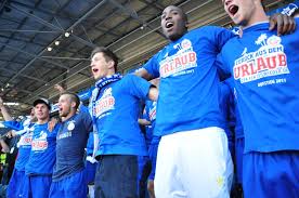 Hansa rostock und allgemein bekannt als hansa rostock, ist ein deutscher fußballverein aus rostock.mit 16.000 mitgliedern ist er einer der mitgliederstärksten sportvereine deutschlands. Das Shirt Zum Hansa Aufstieg 2011 Jetzt Bestellen