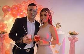 Yeison orlando jiménez galeano (manzanares, caldas, 26 de julio de 1991) es un cantante y compositor colombiano de música popular colombiana. Yeison Jimenez Celebra Cumpleanos De Su Esposa Con Tremenda Fiesta Candela