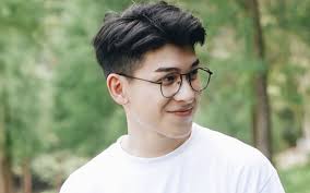 Thời đi học, ai cũng từng một lần đổ đứ đừ trước chàng trai có nụ cười hiền  như thế này!