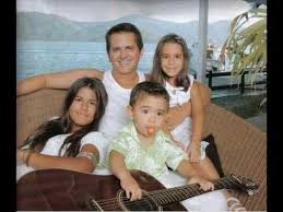 Seu talento musical foi manifestado aos é casado com a atriz glória pires, desde 1987, com quem tem três filhos: Familia Pires De Morais Fabio Jr Pires Fotos De Familia