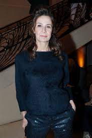 Ce lundi soir, valérie lemercier squatte les écrans avec la diffusion sur m6 du film les vacances du petit nicolas dans lequel elle donne la réplique à kad merad. Valerie Lemercier A 56 Ans Qui Sont Les Hommes De Sa Vie