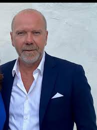 Göran Sandberg. Vår allra mesta aktör, som har den där precisa tajmingen  som verkligen kan locka till gapskratt. Göran är också en tredjedel av  trojkan bakom Kalsongrevyn. I Håll Tätt finns det