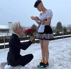 Он уложил челку набок, а ногти покрыл розовым цветом. Danya Milohin V Zhenskom Plate Obraze Odezhde Foto Video