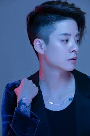 She wears her head shaved or with her hair cut extremely close to the scalp for primarily fashionable reasons. Amber Liu åˆ˜é€¸äº' Ajol Llama Twitter