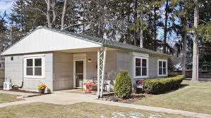 Last Lustron Ever Built A Piece Of Housing History On The Market For 125k Estate Homes Prefab Homes Renting A House