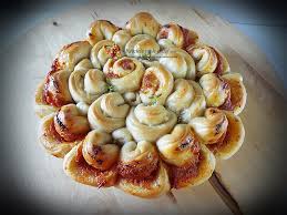 Am eu o obsesie legata de pizza: Floare Din Pizza Cu Blat Pufos Retetele Mele Dragi