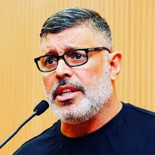 Anyone unfamiliar with the complexities of brazil is forgiven for not understanding how a nation goes from being seen as an example of democratic progress and a promise of economic inclusion to a bizarre spectacle of. Apos Claudia Raia Entregar Detalhes Sobre Casamento Com Alexandre Frota O Ator Dispara Fiquei Meio Sem Entender Estrelando