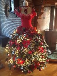 This mannequin (or tailor's dummy) christmas tree is great as decoration in your home, garden or store. Diy Mannequin Christmas Tree 9 Dress Form Tutorials Free Christmas Tree Dress Dress Form Christmas Tree Mannequin Christmas Tree