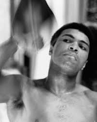 Muhammad Ali hitting a speed bag while warming up for his fight vs Joe  Bugner at the Caesars Palace Hotel. 📸: Neil Leifer #MuhammadAli #Icon  #SpeedBag #TrainingSession #FightPreparation #BoxingSkills #ChampionTraining