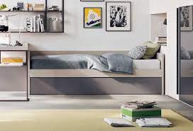 Lo spazio del letto può anche essere un'integrazione della capacità contenitiva degli armadi. Divano Letto Per Cameretta Apollo Clever