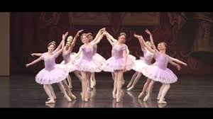 Dar cu toate că soarta nu se îndurase să le hărăzească un urmaş, iar ei nu se mai aflau în putere, nu trecea zi lăsată de bunul dumnezeu în care să nu se tânguie amândoi: Frumoasa Din PÄdurea AdormitÄ De Piotr Ilici Ceaikovski Trailer Youtube