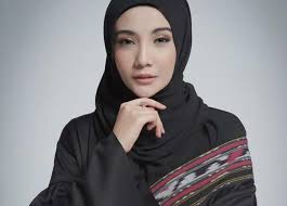 Desain ini sangat cocok dipakai oleh wanita muslimah yang model baju kebaya depan pendek belakang panjang menjadi salah satu inovasi terbaru dari model baju kebaya saat ini. Ini Alasan Kenapa Zaskia Sungkar Jatuh Cinta Dengan Kain Tenun Kalimantan Womantalk