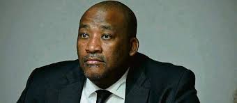 Gayton ruk toe Liam in die bek