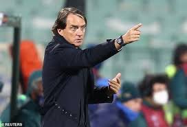Le sélectionneur transalpin doit donc encore choisir deux hommes qui regarderont cet euro 2020 depuis chez eux cet été. Italy Manager Roberto Mancini Wants Euro 2020 Squad Sizes To Be Extended To 26 Players Football Reporting