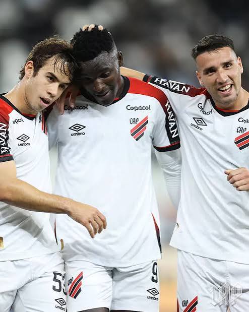 Viveros passa Pedro na artilharia, e Athletico-PR vence Botafogo pelo Brasileir&atilde;o ap&oacute;s 'sustos' no fim