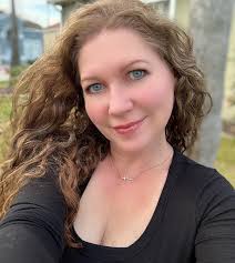 Happy Monday! 🖤 #monday #curlyhair #blueeyes #hi #influencer #vibes  #explorepage #fyp