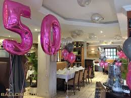 Partydeko Fur Einen 50 Geburtstag Mit Vielen Ballons Schindet Immer Eindruck Bei Den Gasten Hier Mit Einer Pin Ballondekorationen Ballon Dekoration Partydeko