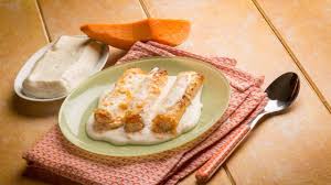 Pulire la zucca, tagliarla a fettine sottili e metterla a cuocere in padella con una noce di burro e un filo d'olio insieme alla cipolla tritata e alle foglie di salvia. Cannelloni Alla Zucca E Formaggio Un Piatto Delicato E Profumato