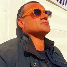 Arriva un momento in cui è necessario abbandonare i vestiti usati che hanno  già la forma del nostro corpo e dimenticare le strade che ci portano sempre  negli stessi luoghi. È ora