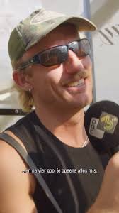 Geen speld tussen te krijgen trouwens. 😂 Voor hun eerste grote  festivalshow van het jaar ging Goldband met Julien het reuzenrad in. Ze  hadden het onder andere over de reden waarom ze met hun nieuwe ...