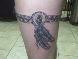 Indianer feder tattoos indianische tattoos indianer tattoo ureinwohner amerikas tattoo ideen katzen stammestattoo designs dibujo indianer. 19 Geheimnisvolle Indianer Feder Tattoos Und Bedeutungen Native American Feather Tattoo Feather Tattoos Indian Feather Tattoos