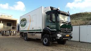 Arocs 1830 4x4 Met 80 Trucks In Eigendom Is Het Wagenpark Van 2w Logistiek B V Goed Vertegenwoordigd In Zeeland De Strandtenten Zijn Er Op D Mercedes Camion