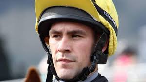 Golfpallo napsahti kesken lähdön suoraan jockeyn kypärään, toinen ohjastaja  mätkähti radalle