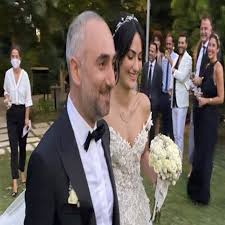 Nagehan kaşıkçı şaşmaz'ın kendisini mehdi olarak gördüğünü ve 8 yaşındaki oğlunun da bu tarikatın veliahtı olarak ilan edildiğini iddia etti. Ismail Saymaz Burcu Ne Biyografi Sitesi