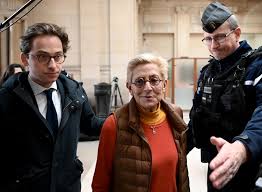 Elle a posté une photo de famille sur son compte twitter et un détail en. Destituee De La Legion D Honneur Isabelle Balkany Denonce Une Humiliation Supplementaire Depuis L Eure