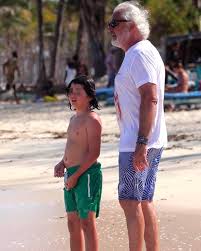 Un muro a disposizione per il piccolo writer, un mini percorso per divertirsi con gli skateboard. Flavio Briatore Ed Elisabetta Gregoraci Capodanno Separati Gossip It