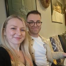 Does anyone in here read Tom Holt? It's not a name I ever see come up but  he has some amusing books in my opinion. My favourite has to be Little  People,