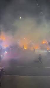 Com grande festa, torcida do Cruzeiro recepciona time na chegada ao Mineirão; assista