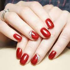 Les décorations d'ongles s'intègrent à toutes poses que ce soit en gel, en résine ou en vernis semi permanent. 120 Idees De Ongles En Gel Rouge Bout Carre Avec Strass Ongles Ongles Rouges Vernis A Ongles