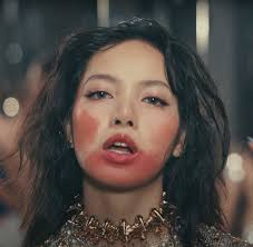 Lisa新歌〈New  Woman〉MV曝光，再次證明了自己沒有極限，風格完全大突破！跟她合作的Rosalía是誰？被譽為西班牙小天后、跟《大熊餐廳》男主角熱戀中！>>https://elle.re/6c3hk2  （圖片來源：YouTube） #ELLE娛樂圈#